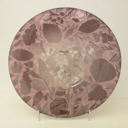Uniikki taidelasivati, signeeraus Kerttu Nurminen, Nuutajärvi Notsjö 2001, ''Syksyinen Lampi'', Ø 49cm, mukana metalliteline.  Ota yhteys panttilainaamoon kuljetusmaksusta sopimiseksi.
