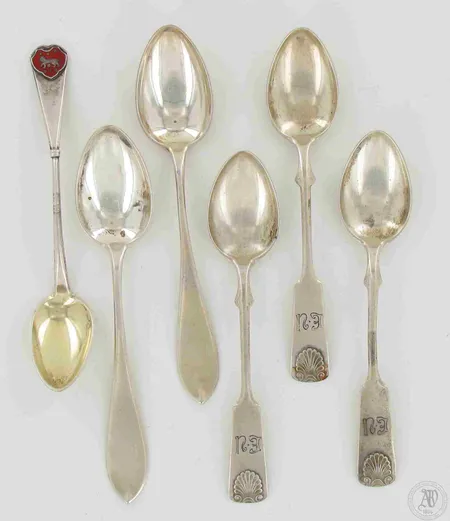 Kahvilusikoita, osa viallisia, 813br, paino 71,7g