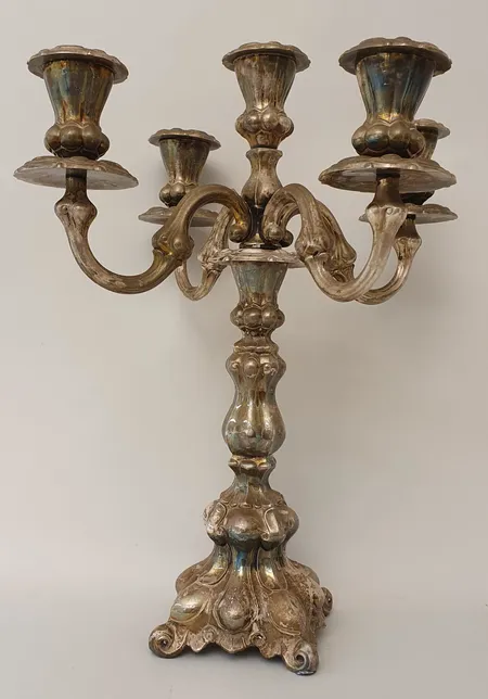 Viisihaarainen kynttelikkö (kaksi osainen), kaiverrettu ja käytön jälkiä, korkeus ja leveys 370mm ja 230mm, 813br, paino 1315,2