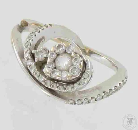 Viallinen timanttisormus 29xn.0.005ct 6xn.0.01ct 2xn.0.02ct 1xn.0.03ct 1xn.0.07ct, 585, paino 3,0g Paino: 3 g