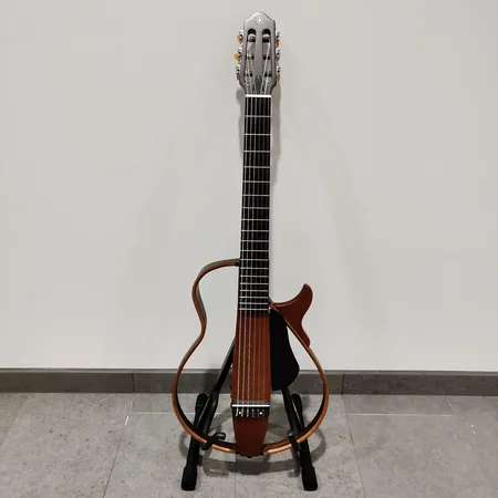 Silent-kitara, Yamaha SLG200N NA, sn. HPH190259, pehmeä kantolaukku, kuin uusi Ota yhteys panttilainaamoon kuljetusmaksusta sopimiseksi.