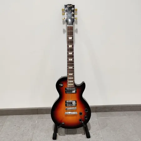 Sähkökitara, Gibson Les Paul Studio, Fire Burst, model. LPSTFICH1 sr. 122710454, Made in USA, käytön jälkiä, kova kantolaukku Ota yhteys panttilainaamoon kuljetusmaksusta sopimiseksi.