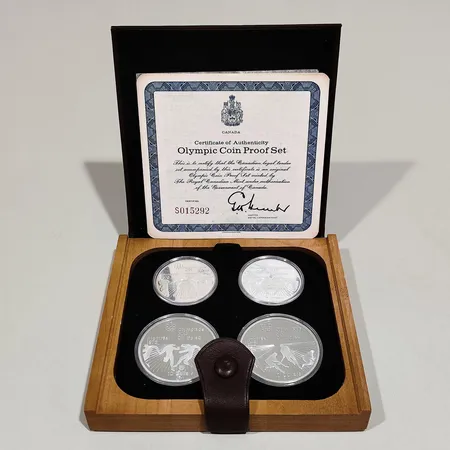 Hopearahakokoelma, Montrealin Olympialaiset 1976, 2 kpl 10 Dollaria Olympiade XXI 1976 Jalkapallo ja Maahockey, 2kpl 5 Dollaria Olympiade XXI 1976 Nyrkkeily ja Miekkailu, 925br, paino 166,5g, laatikko ja todistus, Lähetetään postipakettina. (tekstiä muutettu 26.1.2021)