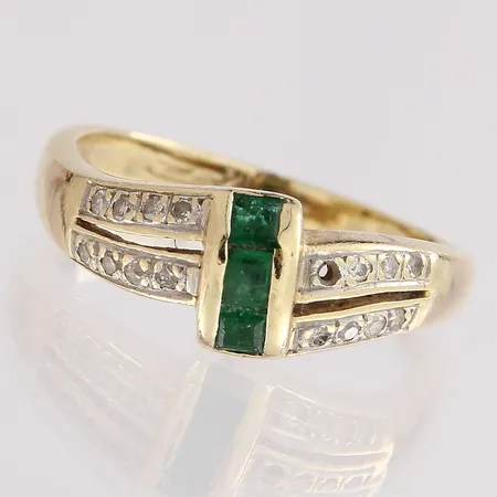 Smaragdisormus timanteilla 15xn.0.005ct (yksi timantti puuttuu), käytön jälkiä, koko 18¾, 585br, paino 4,0g Paino: 4 g