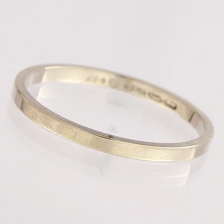 Sileä sormus, kaiverrettu ja käytön jälkiä, koko 21½, 750, paino 2,5g Paino: 2,5 g