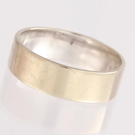 Sileä sormus, käytön jälkiä, koko 20, 750 valkokulta, paino 7,0g Paino: 7 g