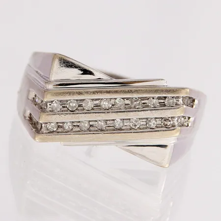 Timanttikantasormus 24xn.0.01ct, käytön jälkiä, koko 19¾, 585 valkokulta, paino 7,7g Paino: 7,7 g