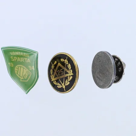 Kolme pinssiä, metallia