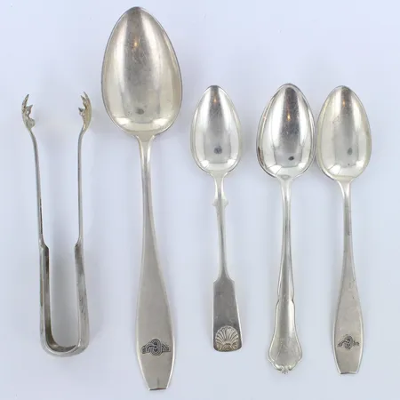 Neljä lusikkaa ja sokeripihdit, kaiverrettu, pituudet 110-165mm, 813, paino 80,2g 