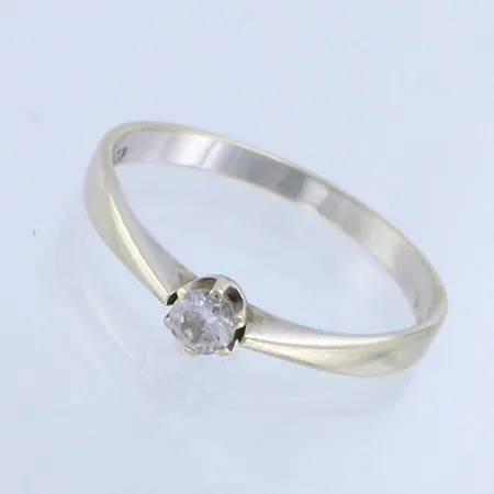 Kivisormus, kivessä kulumia, koko 19½, 585br valkokulta, paino 2,2g 