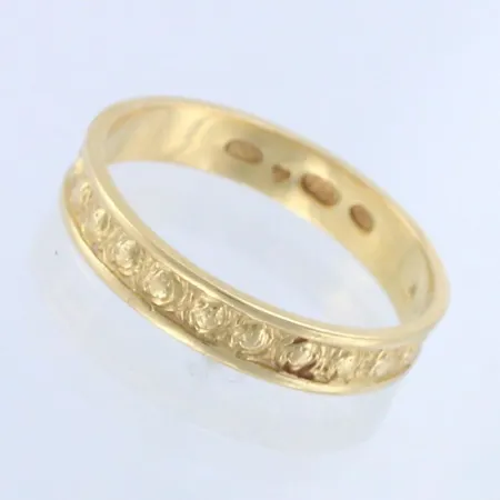 Kuvioitu sormus, kaiverrettu, 750, paino 4,1g 