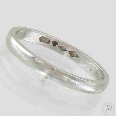 Sileä sormus, koko 16½, kaiverrettu, 950 platina, paino 2,5g