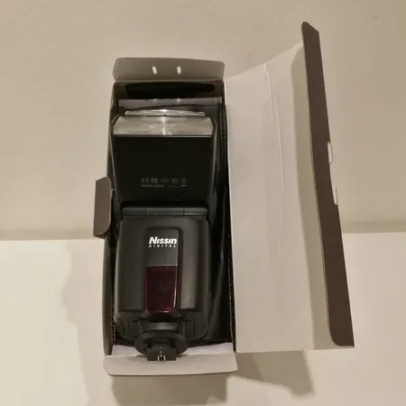 Salama Nissin digital Di600, laatikko. Lähetetään postipakettina.