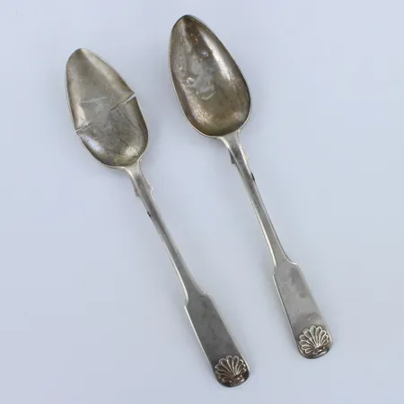 Kaksi viallista ruokalusikkaa, pituus 181mm, 800hopea, paino 61,4g 