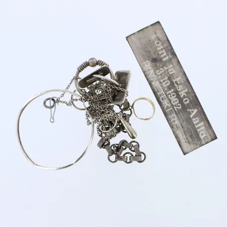 Viallisia koruja, 813-830hopea, paino 24,2g 