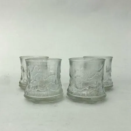 Neljä juomalasia Riihimäen lasi, Revontulet, Design Erkkitapio Siiroinen, korkeus 75mm, vuosilta 1978-1982.  Lähetetään postipakettina.