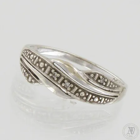 Timanttisormus 4xn.0.005ct, koko 18¾, 585 valkokulta, paino 2,2g 