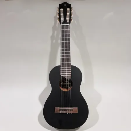 "Guitalele" Akustista kitara, Yamaha GL-1 Black, kantokassi Ota yhteys panttilainaamoon kuljetusmaksusta sopimiseksi.