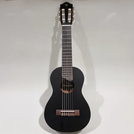 Guitalele" Akustista kitara, Yamaha GL-1 Black, kantokassi, alkuperäisessä pakkauksessa Lähetetään postipakettina.