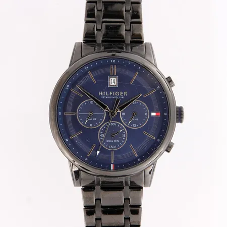 Teräsrannekello, Tommy Hilfiger, Kyle, quartz, lasissa naarmuja ja rannekkeessa käytön jälkiä, taulun Ø 44mm, rannekeen pituus 200mm