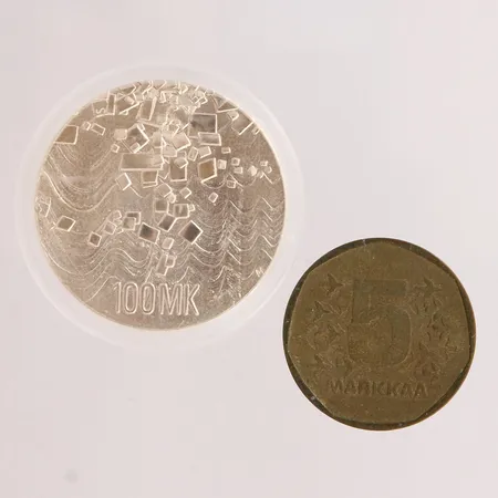 Juhlaraha, 100 Markkaa 1917-1992, Itsenäinen Suomi 75 vuotta, 925br, paino 27,4g, suomalainen 5 markan kolikko vuodelta 1973  