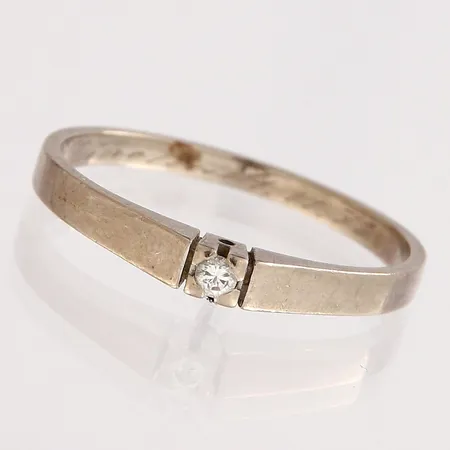 Timanttisormus 1xn.0.03ct, koko 17¼, 750 valkokulta, paino 2,2g Paino: 2,2 g