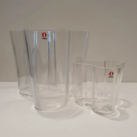 Kaksi aalto- maljakkoa, Design Alvar Aalto, korkeudet 160mm ja 95mm, pieniä käytön jälkiä, kirkas, laatikko Lähetetään postipakettina.