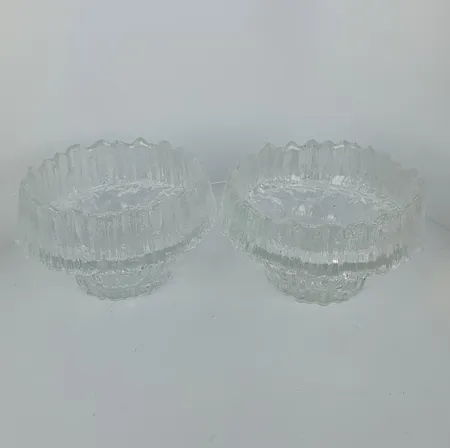 Kaksi tuikkulyhtyä Iittala, Stellaria, design Tapio Wirkkala, Ø 10cm, korkeus 6 cm Lähetetään postipakettina.