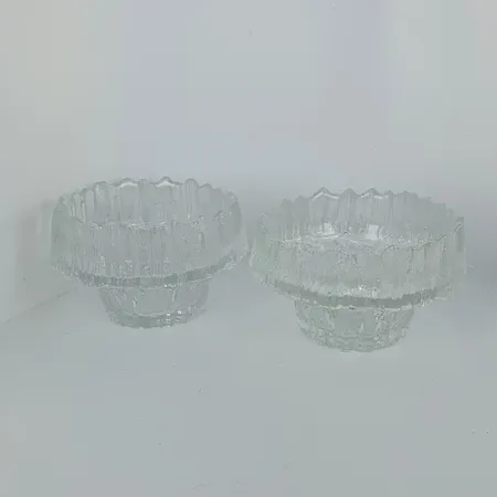 Kaksi tuikkulyhtyä Iittala, Stellaria, design Tapio Wirkkala, Ø 10cm, korkeus 6 cm Lähetetään postipakettina.