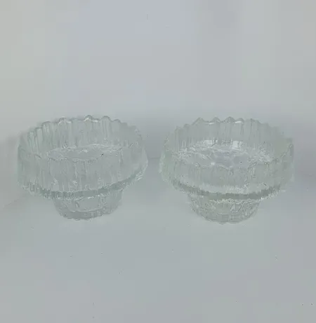 Kaksi tuikkulyhtyä Iittala, Stellaria, design Tapio Wirkkala, Ø 10cm, korkeus 6 cm Lähetetään postipakettina.