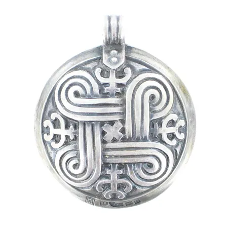 Riipus rintaneulamekanismilla Kalevala Koru, Hannun vaakuna, kaiverrettu, vuodelta 1939, riipuksen Ø 52mm, 813, paino 30,0g 
