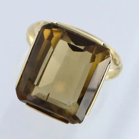 Kivisormus, kaiverrettu, koko 18, 750br, paino 8,7g 