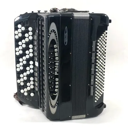 Näppäinharmonikka, Lasse Pihlajamaa Special, kolme näppäintä puuttuu, käytöstä aiheutunutta kulumaa, suositellaan perushuoltoa. Ota yhteyttä panttilainaamoon kuljetusmaksuista sopimiseksi.