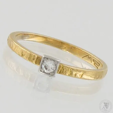 Timanttisormus 1xn.0.07ct, kaiverrettu, koko 17, 750 kelta- ja valkokulta, paino 1,7g Paino: 1,7 g