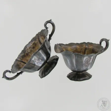 Sokerikko ja kermakko, kaiverrettuja, korkeudet 55-60mm, 813, paino 145,8g Paino: 145,8 g