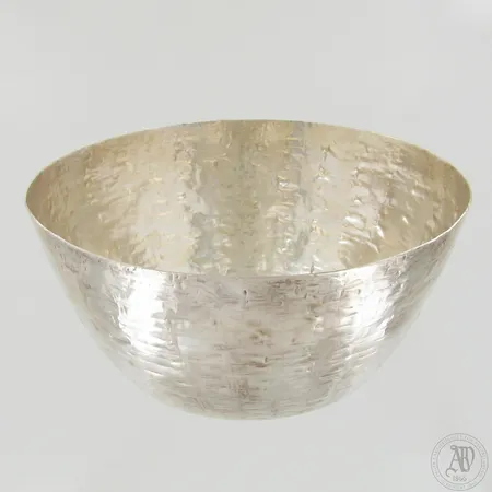 Taottu hopeamalja, Design Tapio Wirkkala, korkeus 80mm, Ø 170mm, KÄSITYÖ- leima, vuodelta 2008, 830, paino 320,9g.  Lähetetään postipakettina.