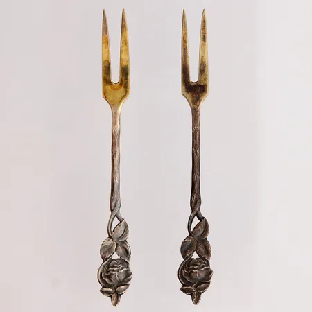 Kaksi leikkelehaarukkaa, kaiverrettu, pituus 116mm, 830, paino 18,7g Paino: 18,7 g