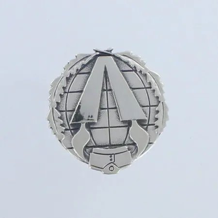 Hopeinen pinssi, korkeus 27mm, leveys 27mm, 925, paino 6,3g Paino: 6,3 g