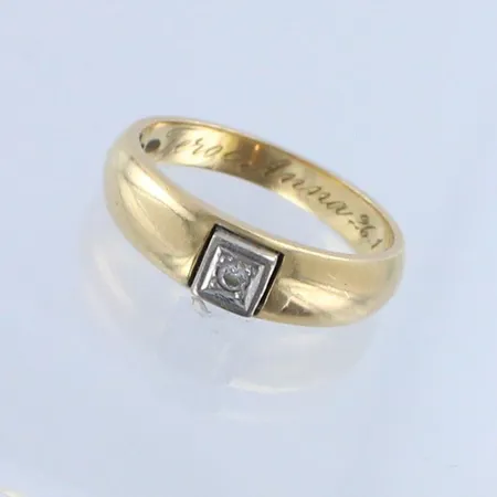 Timanttisormus 1xn.0.03ct, kaiverrettu, koko 17, 750 valko- ja keltakulta, paino 4,7g 