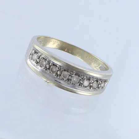 Timanttisormus 8xn.0.02-0.03ct, kaiverrettu, koko 16¾, 585 valkokulta, paino 3,2g 