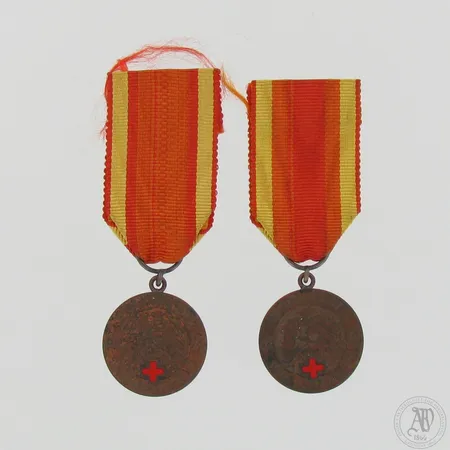 Kaksi VM 2 punaisten ristien kera - 1918.