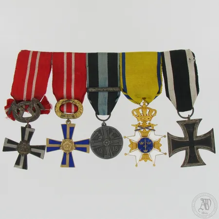 Jääkäriupseerin kokonaisuus; Ripa VR4mk, VR3 siv., kultainen Miekkarintarikunnan rintamerkki - Ruotsi, Rautaristi 2. lk - Saksa. Jääkäriristi, Päämajan merkki 1918 - A. Gallen- Kallela. Kaksi jääkärien omaisten merkkiä. Mannerheim mitali - A. Gallen- Kallela. Jääkärien lakkimerkki. Kaatuneiden Jääkärien muisto mitali. 
