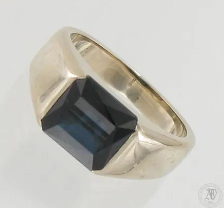 Sinisafiiri-kantasormus 1xn.3.75ct, koko 18¾, 585 valkokulta, paino 10,2g 