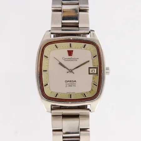 Teräsrannekello, Omega Constellation Electronic F300Hz, quartz, taulun mitat 35x35mm, lasissa ja rungossa käytön jälkiä, taulun reunoissa hapettumaa, ranneke ei alkuperäinen Lähetetään postipakettina.