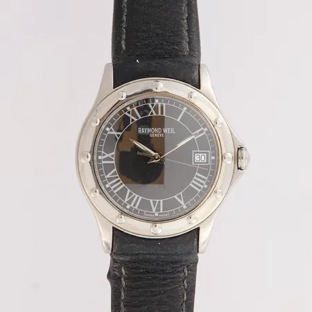 Teräsrannekello Raymond Weil Tango, ref.5590, quartz:paristo loppunut, taulun Ø 37mm, nahkaranneke todella kulunut, rungossa normaaleja käytön jälkiä