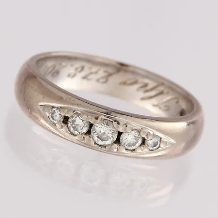 Timanttisormus 1xn.0.07ct 2xn.0.04ct ja 2xn.0.02ct, kaiverrettu, koko 16, 750 valkokultaa, paino 5,0g