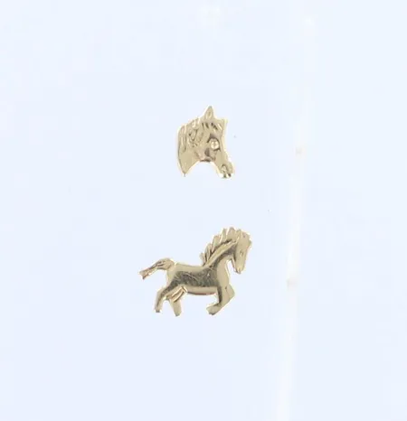 Kaksi korvakorua, leveys 6-10mm, 585, paino 0,7g 