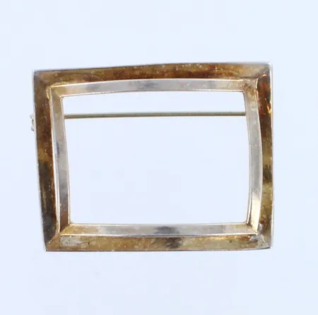 Rintaneula, mitat 42x34mm, kaiverrettu, 925, paino 11,4g 