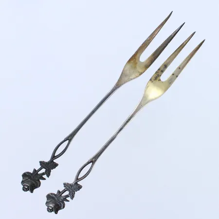 Kaksi Leikkelehaarukkaa, Ruusu, pituus 140mm, 813, paino 20,5g 