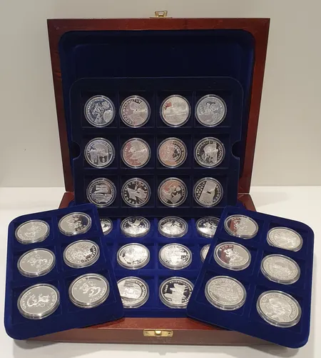 36 hopeamitalia puulaatikossa, 925, paino noin 702,0g Paino: 702 g